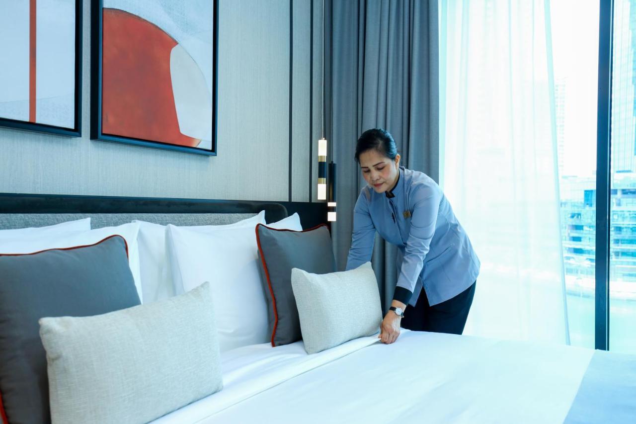Charthouse Bahrain Hotel Manama Exterior foto A chambermaid making a bed