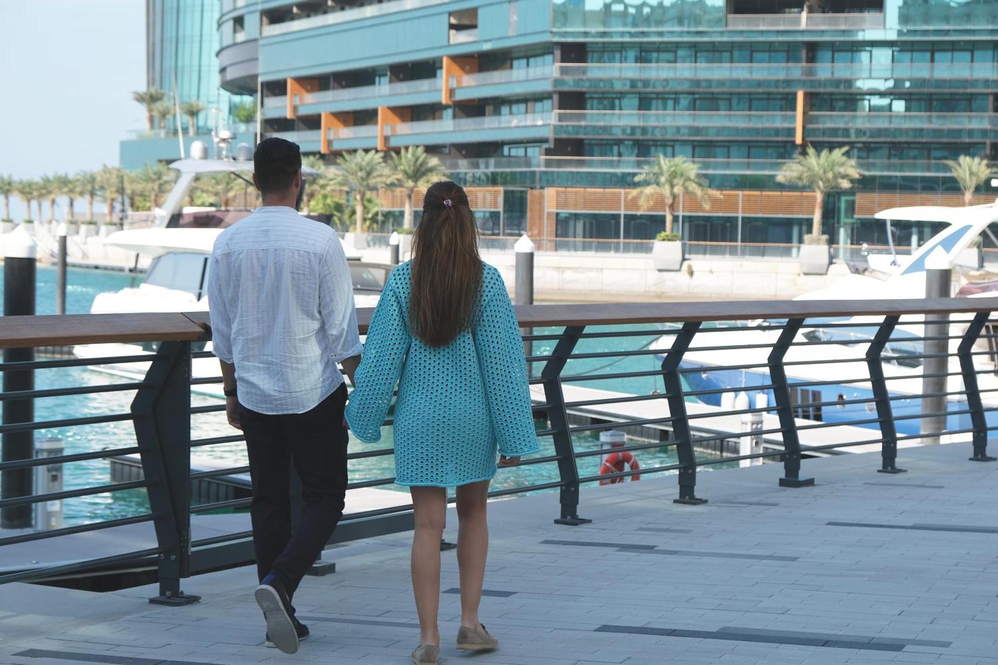 Charthouse Bahrain Hotel Manama Exterior foto A couple walking in Dubai Marina