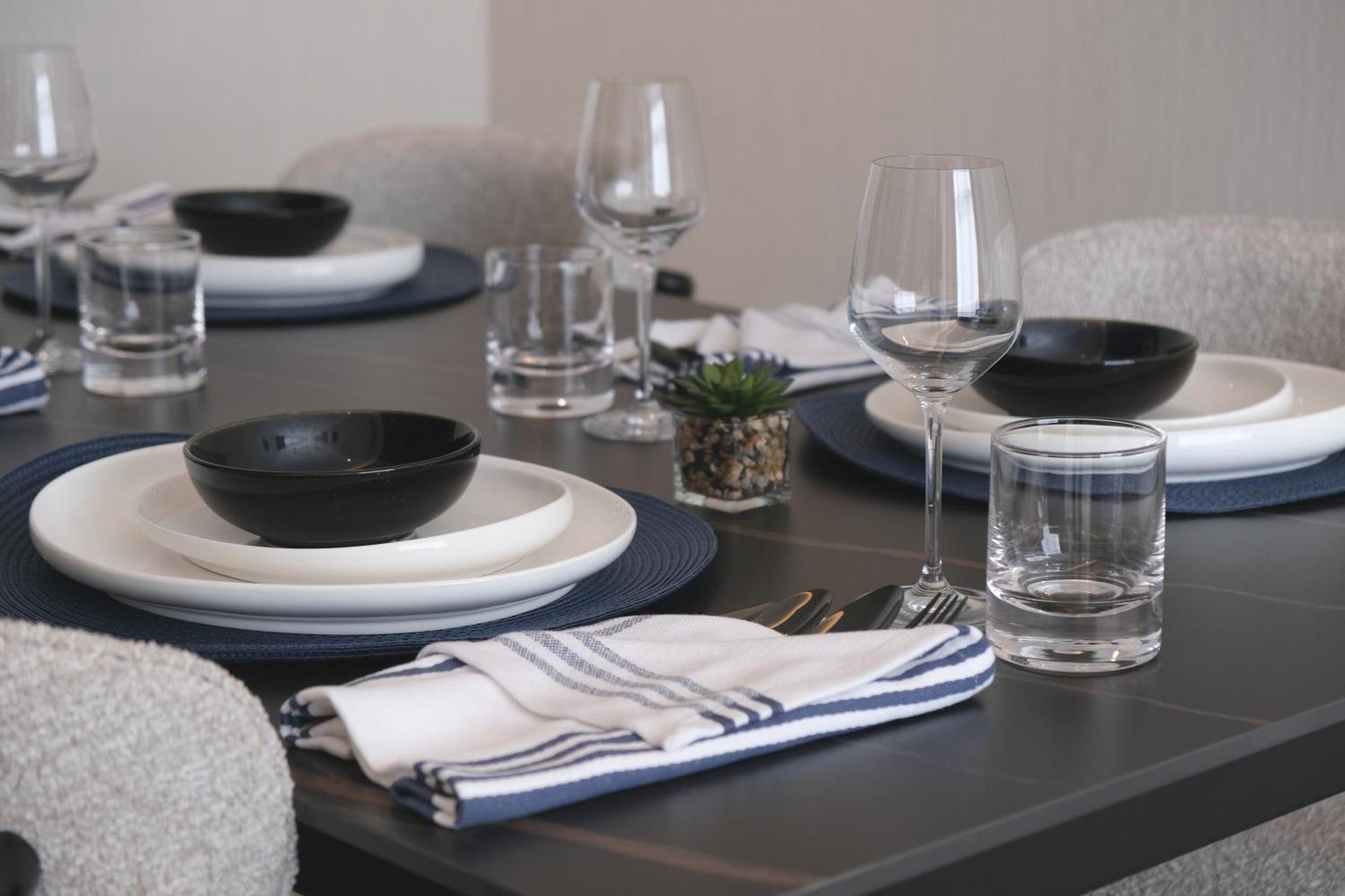 Charthouse Bahrain Hotel Manama Exterior foto Dinnerware