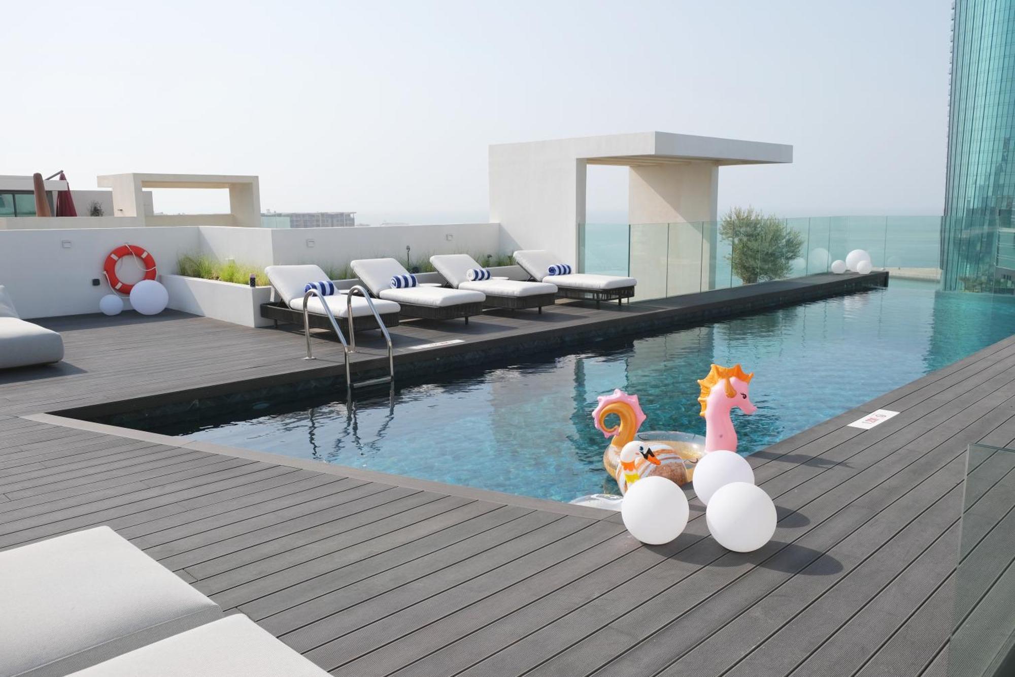 Charthouse Bahrain Hotel Manama Exterior foto The pool at the top of the hotel