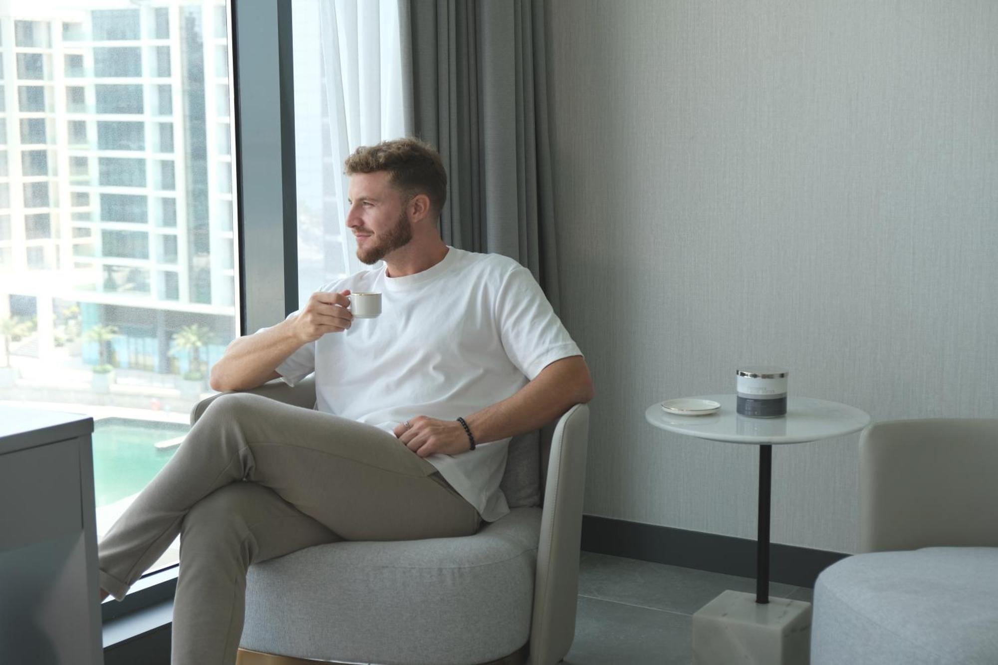 Charthouse Bahrain Hotel Manama Exterior foto A man drinking coffee